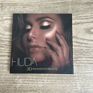 Huda Beauty-3 D Highlighter pallet